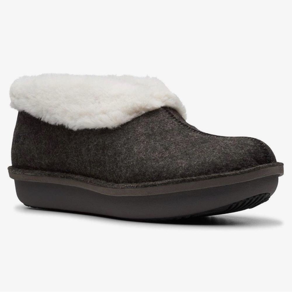 Cloudsteppers by Clarks Dark Gray Slippers with White Lining